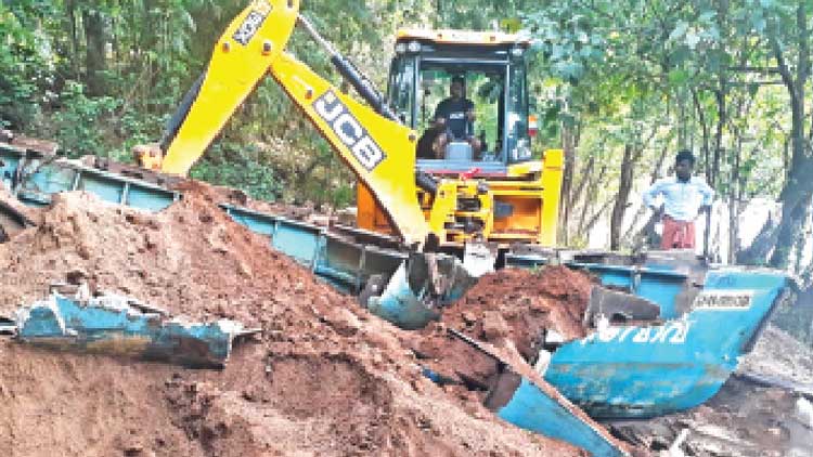 കടവുകളില്‍ റെയ്ഡ്; വില്‍പനക്ക്  സൂക്ഷിച്ച മണല്‍ പുഴയില്‍ തളളി