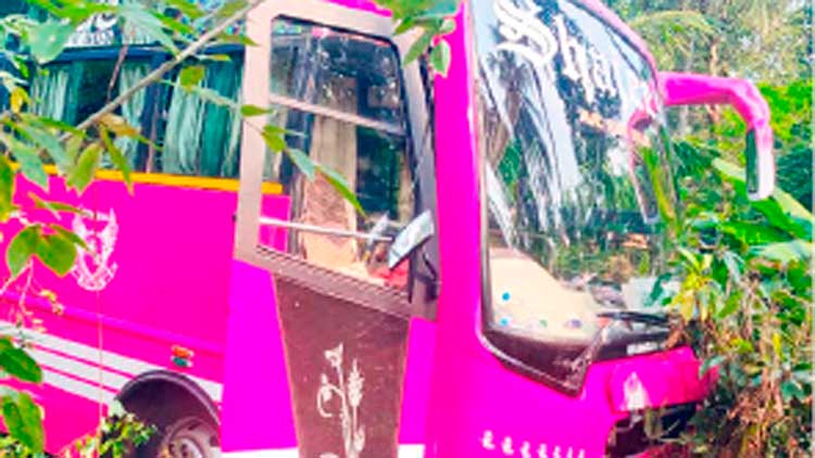 ഡ്രൈവര്‍ക്ക് നെഞ്ചുവേദന;  ബസ് ഇലക്ട്രിക് പോസ്​റ്റിലിടിച്ചു