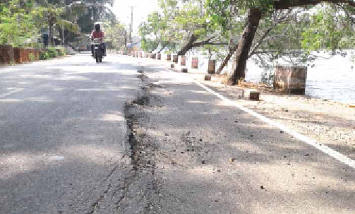 ഓർച്ച റോഡ് പുഴയെടുക്കാൻ കാത്തിരിക്കുന്നു