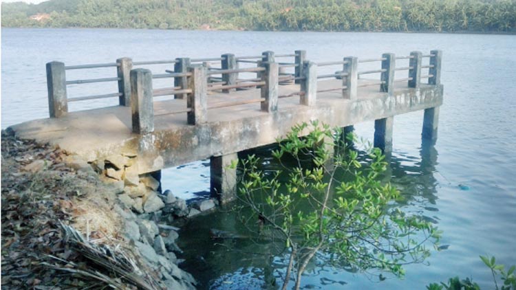 നോക്കുകുത്തിയായി തേജസ്വിനിക്കരയിലെ ബോട്ടുജെട്ടികൾ