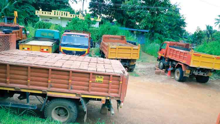 പിടിച്ചെടുത്തവാഹനങ്ങൾ നാട്ടുകാർക്കും ദുരിതമാകുന്നു