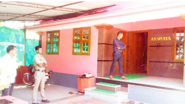 ബദിയടുക്കയില്‍ വീട് കുത്തിത്തുറന്ന് 80 പവന്‍  സ്വര്‍ണവും രണ്ടുലക്ഷം രൂപയും കവര്‍ന്നു