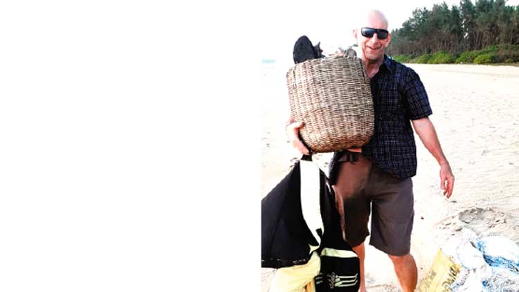 കടൽതീരത്തെ പ്ലാസ്​റ്റിക് മാലിന്യം നീക്കാൻ വിദേശിയും