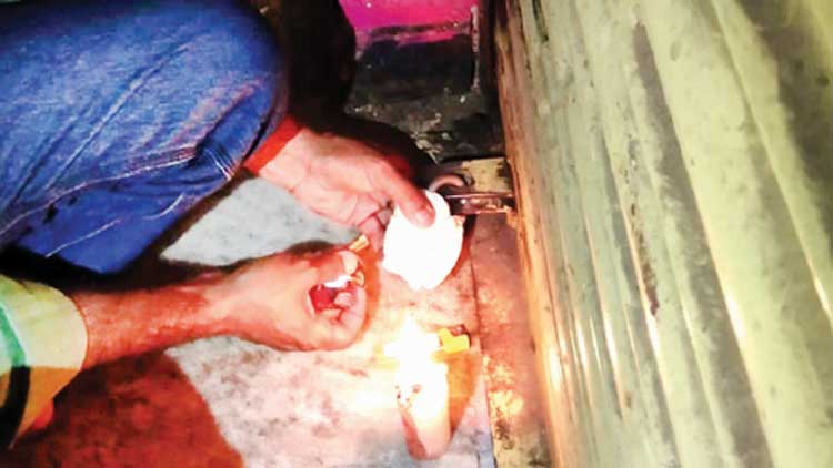 വൃത്തിഹീനമായ രീതിയിൽ ഷവർമ വിൽപന നടത്തിയ കഫെ പൂട്ടിച്ചു