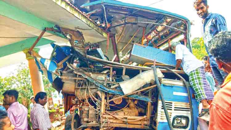 നിയന്ത്രണംവിട്ട സ്വകാര്യ ബസ് വീട്ടിലേക്ക് ഇടിച്ചുകയറി; ഡ്രൈവര്‍ക്കും കണ്ടക്ടര്‍ക്കും പരിക്ക്