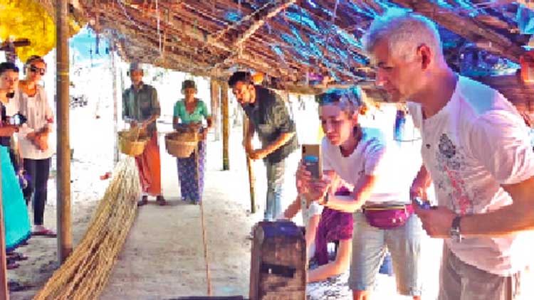 ഗ്രാമീണജീവിതങ്ങൾ കണ്ടറിയാൻ വിദേശ വിനോദസഞ്ചാരികൾ