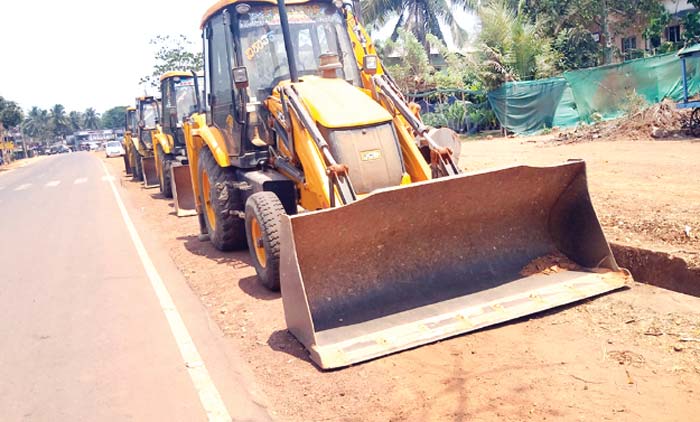 നാട് വരൾച്ചയിൽ:  കുന്നിടിക്കുന്ന മാഫിയസംഘം സജീവം; മണ്ണുമാന്തിയന്ത്രങ്ങൾ പിടികൂടി