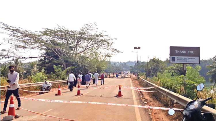 ചന്ദ്രഗിരിപ്പാലം: ചെറുവാഹനങ്ങള്‍ക്ക് തുറന്നുകൊടുക്കുമെന്ന അറിയിപ്പ് വിഫലം