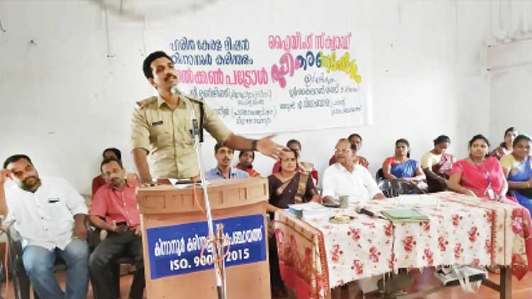 മാ​ലി​ന്യം ത​ള്ളു​ന്ന​വ​രെ പി​ടി​കൂ​ടാ​ൻ ക​രി​ന്ത​ള​ത്ത് ‘ഫാ​ൽ​ക്ക​ൺ പ​ട്രോ​ൾ’