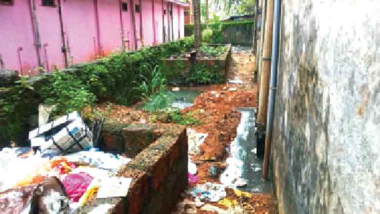 സ്വകാര്യ കെട്ടിടത്തിലെ മാലിന്യം നാട്ടുകാർക്ക്​ ദുരിതമാകുന്നു