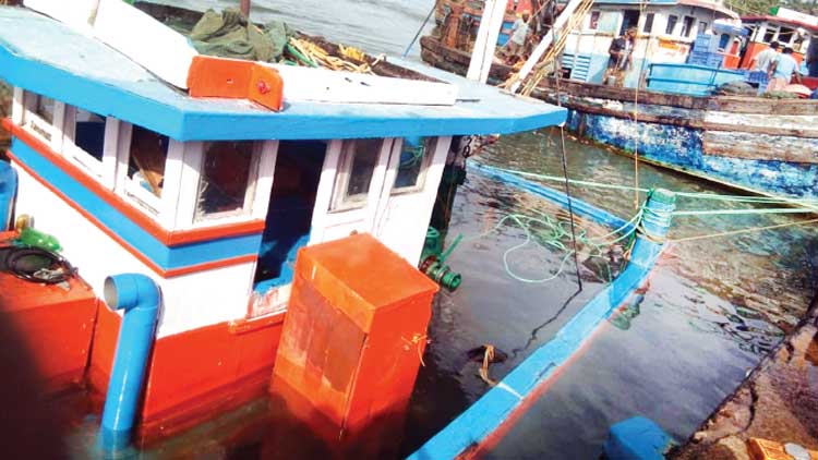 ഡ്രഡ്​ജിങ്ങിന്​ സ്ഥാപിച്ച മരത്തടയില്‍ ബോട്ടിടിച്ചു