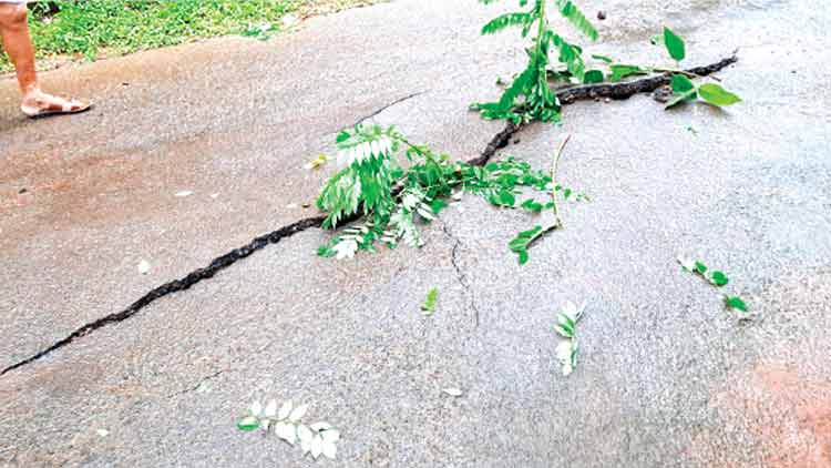 കുടിവെള്ള പദ്ധതിയുടെ പൈപ്പ് പൊട്ടി റോഡ് വിണ്ടുകീറി