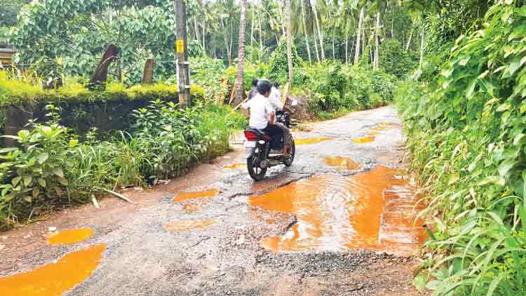 നഗര റോഡുകൾ നരകം; യാത്ര ദുരിതമയം