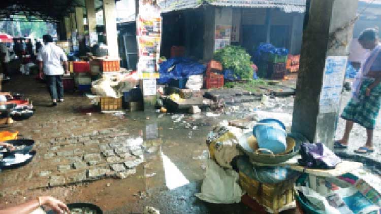 മാലിന്യം ഒഴുകിപ്പരന്ന്​  തൃക്കരിപ്പൂർ മത്സ്യമാർക്കറ്റ്​