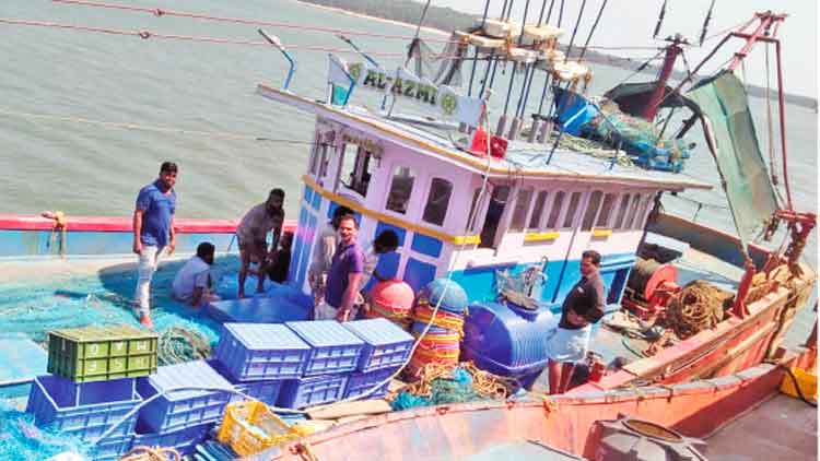 അനധികൃത മത്സ്യബന്ധനം വ്യാപകം:  അയൽസംസ്​ഥാന ബോട്ടുകൾ കൂട്ടമായെത്തുന്നു