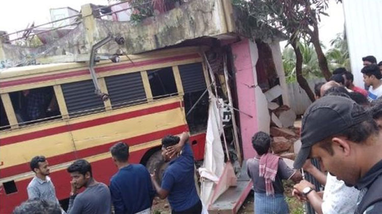 വെന്നിയൂരിൽ കെ.എസ്.ആർ.ടി.സി ബസ് കടയിലേക്ക് ഇടിച്ചുകയറി 15ഓളം പേർക്ക് പരിക്ക് വെന്നിയൂരിൽ കെ.എസ്.ആർ.ടി.സി ബസ് കടയിലേക്ക് ഇടിച്ചുകയറി 15ഓളം പേർക്ക് പരിക്ക്