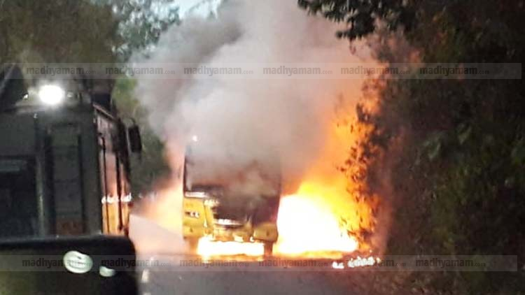 തീർഥാടകരുമായി പമ്പയിലേക്ക്​ പോയ കെ.എസ്​.ആർ.ടി.സി ബസ്​ കത്തിനശിച്ചു