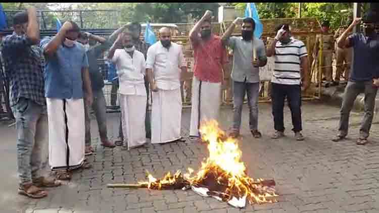 സ്വർണക്കടത്ത്​; മുഖ്യമന്ത്രിക്കെതിരെ പ്രതിഷേധം കടുപ്പിച്ച്​ കോൺഗ്രസ്​