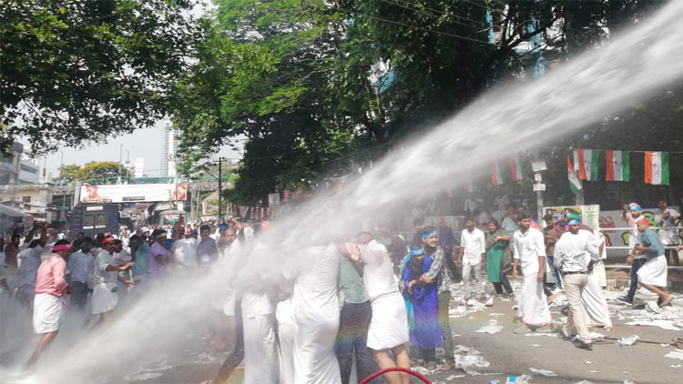 കോഴിക്കോട് കെ.എസ്.യു മാർച്ചിൽ സംഘർഷം; ലാത്തിച്ചാർജ്