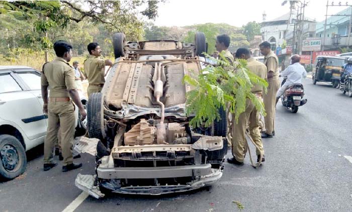 കാർ തലകീഴായി മറിഞ്ഞു;  ബൈക്കുകളിലിടിച്ച്​ രണ്ടുപേർക്ക്​ പരിക്ക്