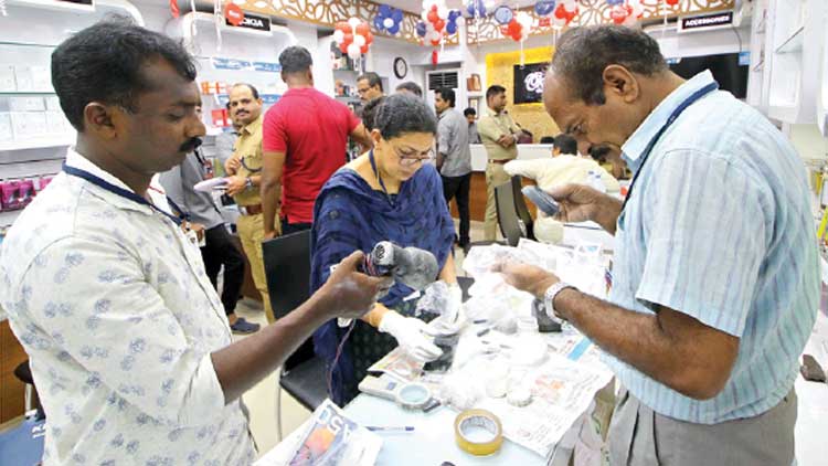 കോട്ടയം നഗരമധ്യത്തിലെ ഡിജിറ്റൽ ഷോപ്പിൽ വൻ കവർച്ച