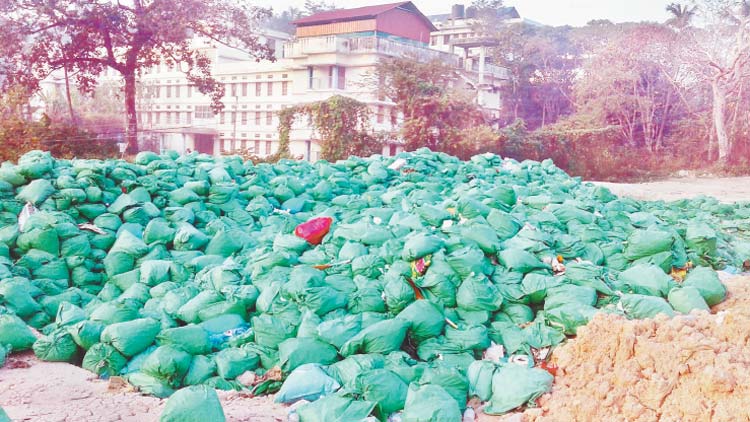ആരോഗ്യ പ്രശ്​നമുയർത്തി മെഡിക്കൽ കോളജിലെ മാലിന്യം തള്ളൽ