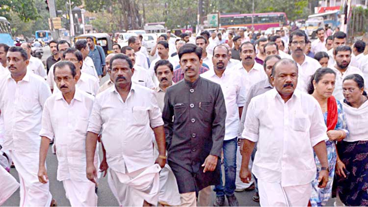 പാലായുടെ മാണിക്യം അണഞ്ഞു; ഈറനണിഞ്ഞ് ആയിരങ്ങൾ