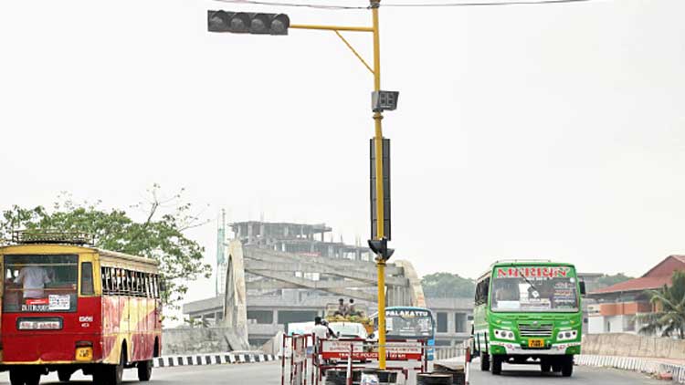 നാഗമ്പടം റെയിൽവേ മേൽപാലം  ജങ്​ഷനിൽ സിഗ്​നൽ ലൈറ്റായി