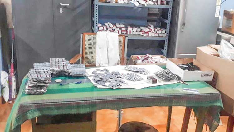 മേല്‍ക്കൂര മാറ്റാന്‍ ഷീറ്റ് പൊളിച്ചു; മഴയില്‍ മരുന്നുകളും ആശുപത്രി ഉപകരണങ്ങളും നശിച്ചു