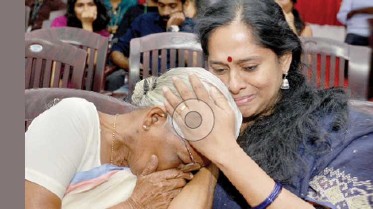 നായികയും സംവിധായികയും ഒന്നിച്ചു; അതിജീവനം വികാരനിർഭരമായി