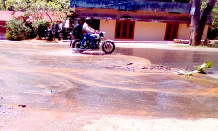 പൈപ്പ്​ പൊട്ടി റോഡ്​ തകർന്നു