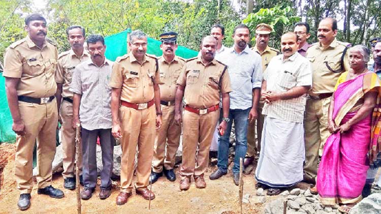 നിര്‍ധന കുടുംബത്തിന് വീടൊരുക്കി എരുമേലി ജനമൈത്രി പൊലീസ്