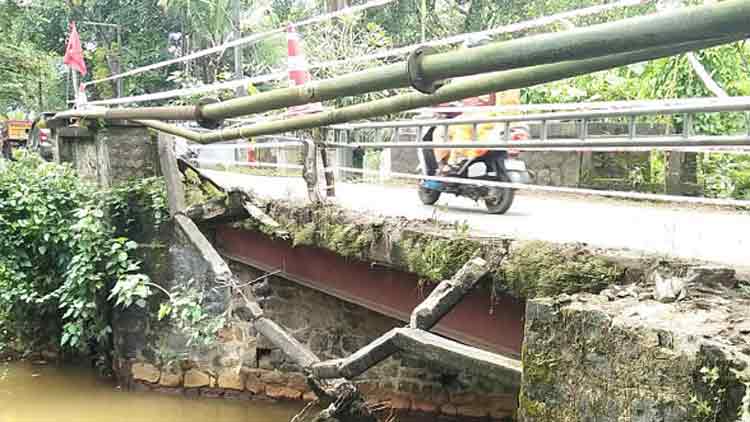 ക​െ​ണ്ട​യ്ന​ർ ലോ​റി ത​ട്ടി അ​ഞ്ചു​മ​ന​പാ​ല​ത്തി​െൻറ കൈ​വ​രി ത​ക​ർ​ന്നു