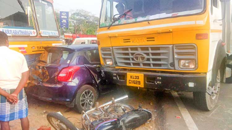 മണിപ്പുഴ നാലുവരിപ്പാതയിൽ നാലുവാഹനങ്ങൾ കൂട്ടിയിടിച്ചു