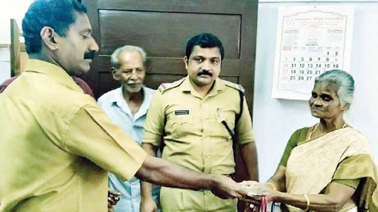സ്വകാര്യ ബസ് കണ്ടക്ടറുടെ സത്യസന്ധത: ദമ്പതികൾക്ക് രണ്ടര ലക്ഷം രൂപ തിരികെ കിട്ടി