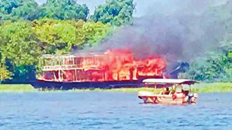 വേമ്പനാട്ടുകായലിൽ യാത്രക്കിടെ  ഹൗസ്​ബോട്ടിന് തീപിടിച്ചു