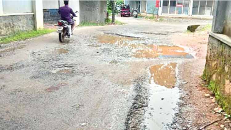 ഈരാറ്റുപേട്ടയിലെ റോഡുകൾ കുഴിയിൽനിന്ന് കുഴിയിലേക്ക്