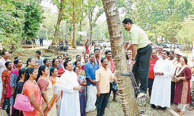 തെങ്ങുകയറിയൊരു ഉദ്​ഘാടനം