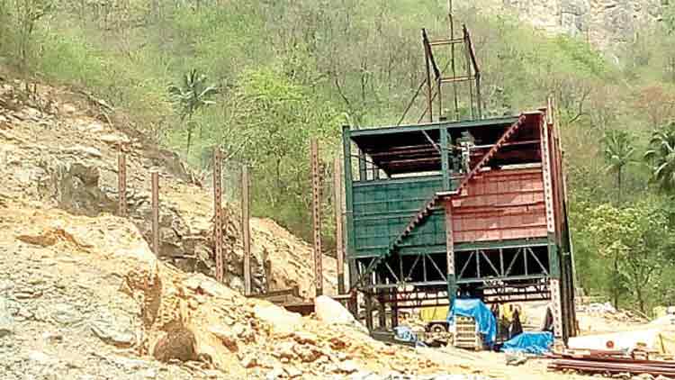 പ​രി​സ്ഥി​തി​ലോ​ല മേ​ഖ​ല​യി​ൽ  ഉ​റ​ക്കം​കെ​ടു​ത്തി ഉ​ഗ്ര​സ്​​ഫോ​ട​നം