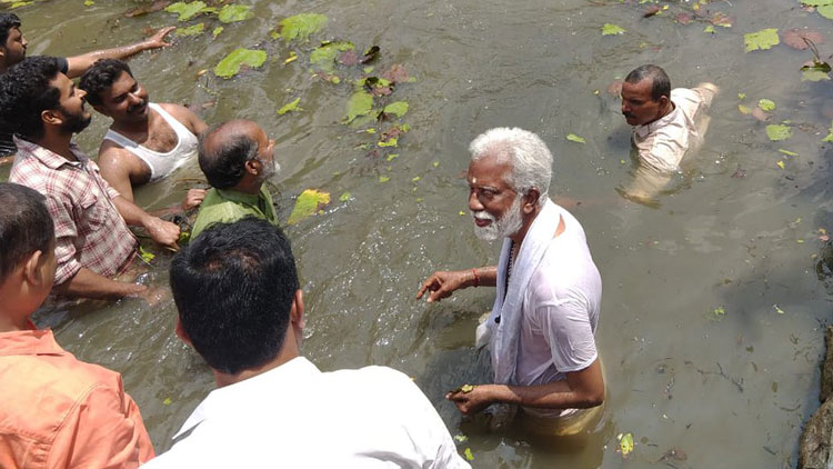 കുളത്തിലിറങ്ങി കുമ്മനം; വാക്ക​െമ്പയ്​ത്​ തരൂരും
