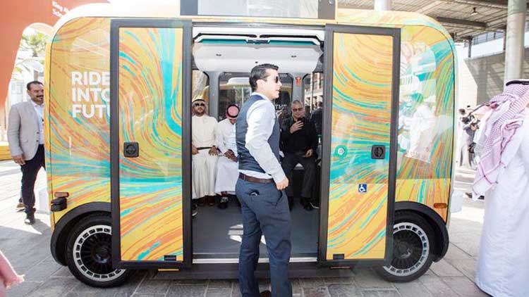 ഡ്രൈവറില്ല ബസുമായി  കിങ്​ അബ്​ദുല്ല യൂനിവേഴ്​സിറ്റി