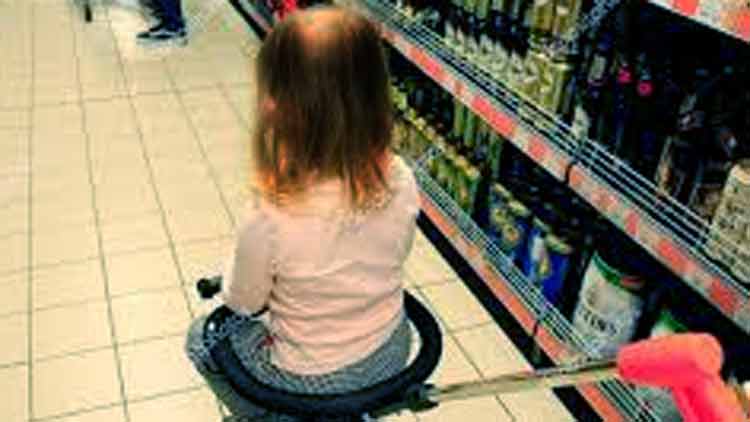 കു​ട്ടി​ക​ൾ ക​ച്ച​വ​ട  കേ​ന്ദ്ര​ങ്ങ​ളി​ലെ​ത്ത​രു​ത്​