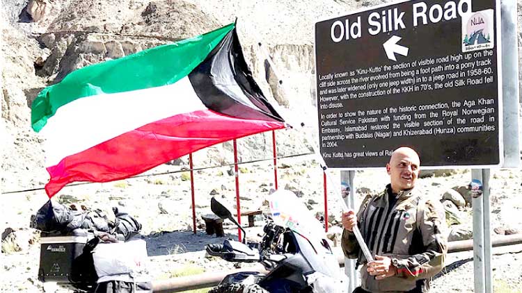 രാ​ജ്യ​ത്തി​ന് അ​ഭി​മാ​ന​മാ​യി സാ​ഹ​സി​ക യാ​ത്രി​ക​ൻ: പാ​ക് പ​ർ​വ​ത​നി​ര​യി​ൽ കു​വൈ​ത്ത് പ​താ​ക നാ​ട്ടി