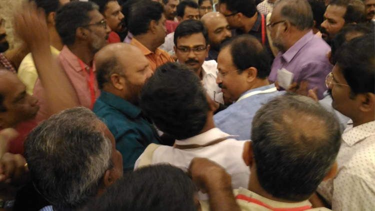 കേന്ദ്രമന്ത്രി മുരളീധരനുനേരെ വനിത മാധ്യമപ്രവർത്തകരുടെ പ്രതിഷേധം -VIDEO