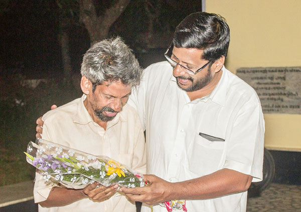 മുപ്പതാണ്ട് കണ്ണീരായി തോര്‍ന്നു; സുഹൃത്തുക്കളുടെ ആലിംഗനത്തില്‍...