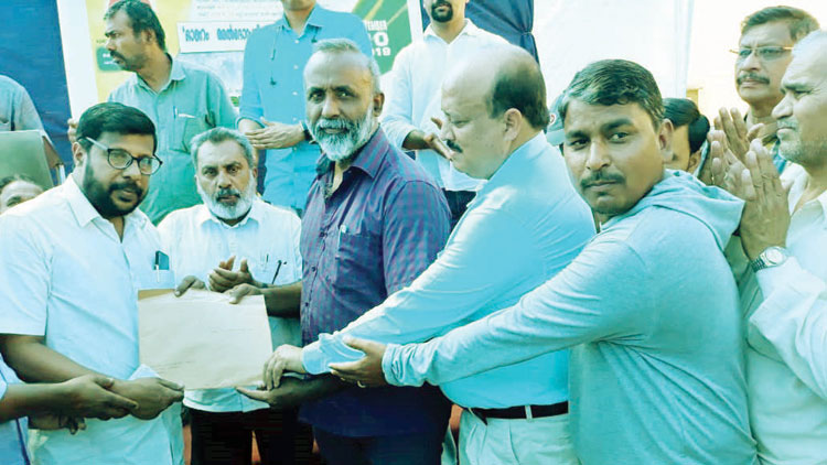 ദു​രി​ത​ത്തി​ൽ ക​ഴി​യു​ന്ന തൊ​ഴി​ലാ​ളി​ക​ളെ കാ​ണാ​ൻ കെ.​വി. അ​ബ്​​ദു​ൽ ഖാ​ദി​ർ എം.​എ​ൽ.​എ എത്തി