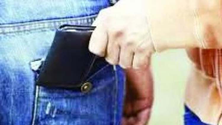 ഇ​ന്ത്യ​ക്കാ​ര​നി​ൽ​നി​ന്ന്​ 800 ദീ​നാ​ർ ക​വ​ർ​ന്നു