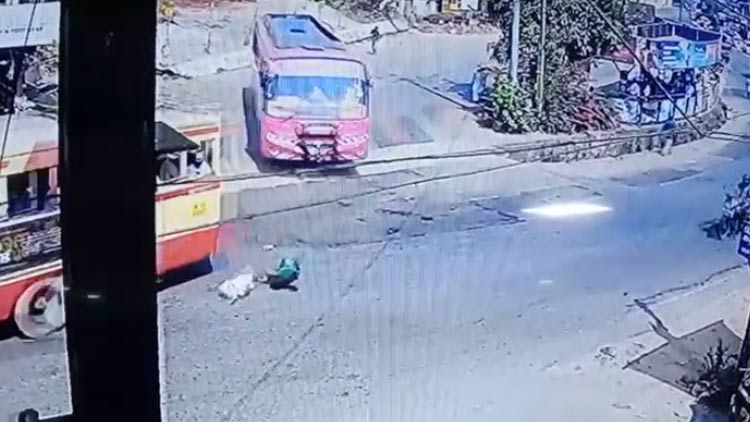 lady-passenger-fall-from-ksrtc