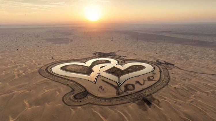 ദു​ബൈ​യി​ൽ സ്​​നേ​ഹം തു​ളു​മ്പി ഒ​രു ത​ടാ​കം