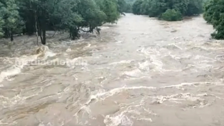 കവളപ്പാറ ഉരുൾപൊട്ടൽ: രക്ഷാപ്രവർത്തനം ദുഷ്കരം